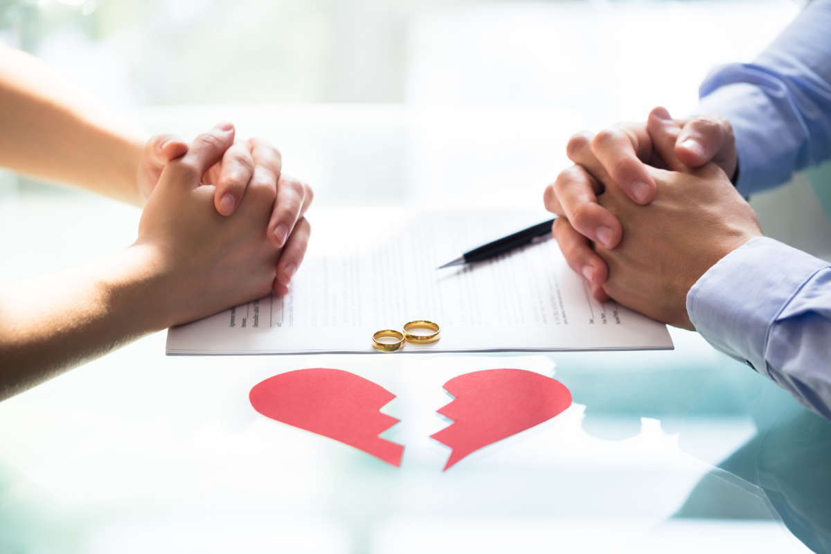 Vợ chồng là cùng là cổ đông công ty thì chia cổ phần sau khi ly hôn như thế nào?