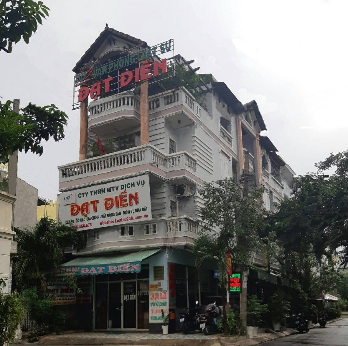 Luật sư Từ Tiến Đạt chủ tịch ĐẠT ĐIỀN GROUP, Phó Chủ tích Trung tâm Trọng tài thương mại quốc tế Đại Nam( IBAC). Là Luật sư cố vấn pháp lý cao cấp Văn phòng Luật sư Đạt Điền Tại TPHCM.